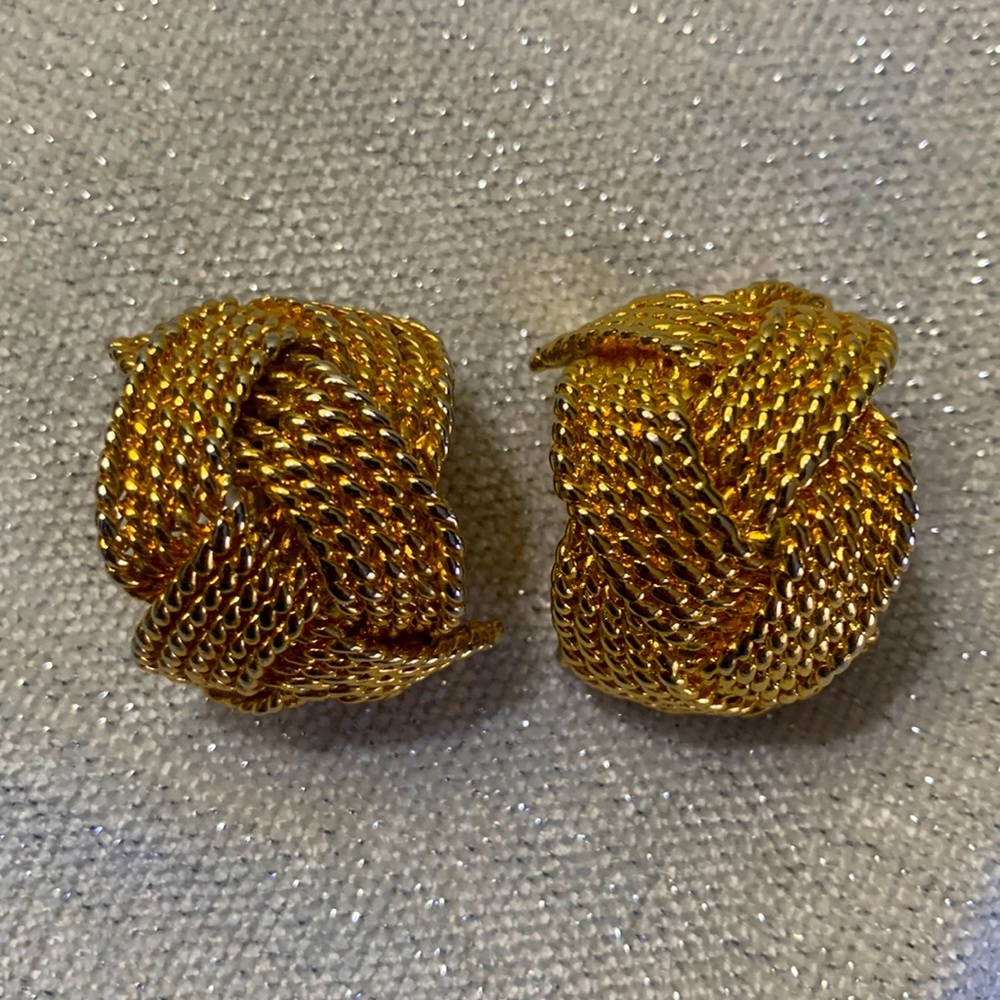 Vintage clip earrings in gold